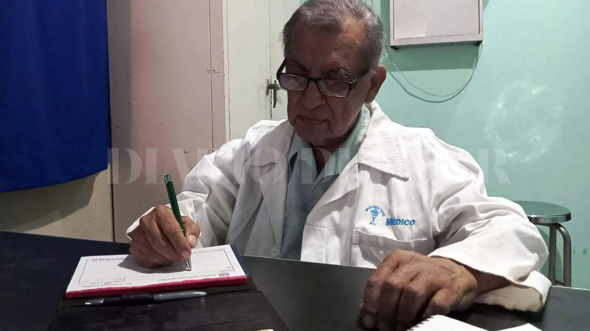 Médico recetando en consultorio